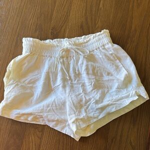 White linen shorts lined pockets